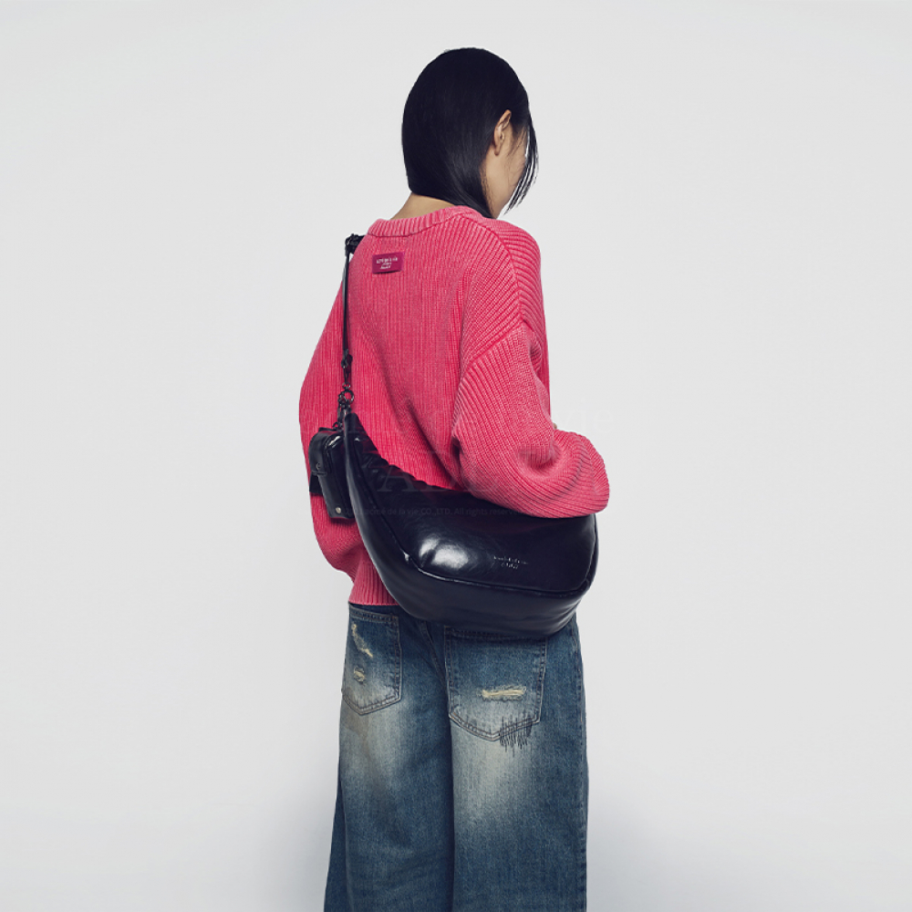 【ADLV】BASIC LOGO GLOSSY VEGAN LEATHER CROSS BAG BASIC LOGO GLOSSY VEGAN LEATHER CROSS BAG BLACK NZ$251.90